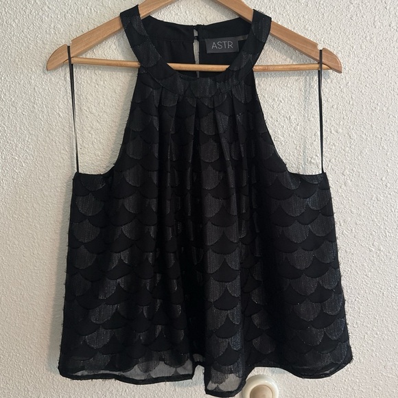 ASTR Metallic Scallop Design Tank Top - Picture 2 of 7